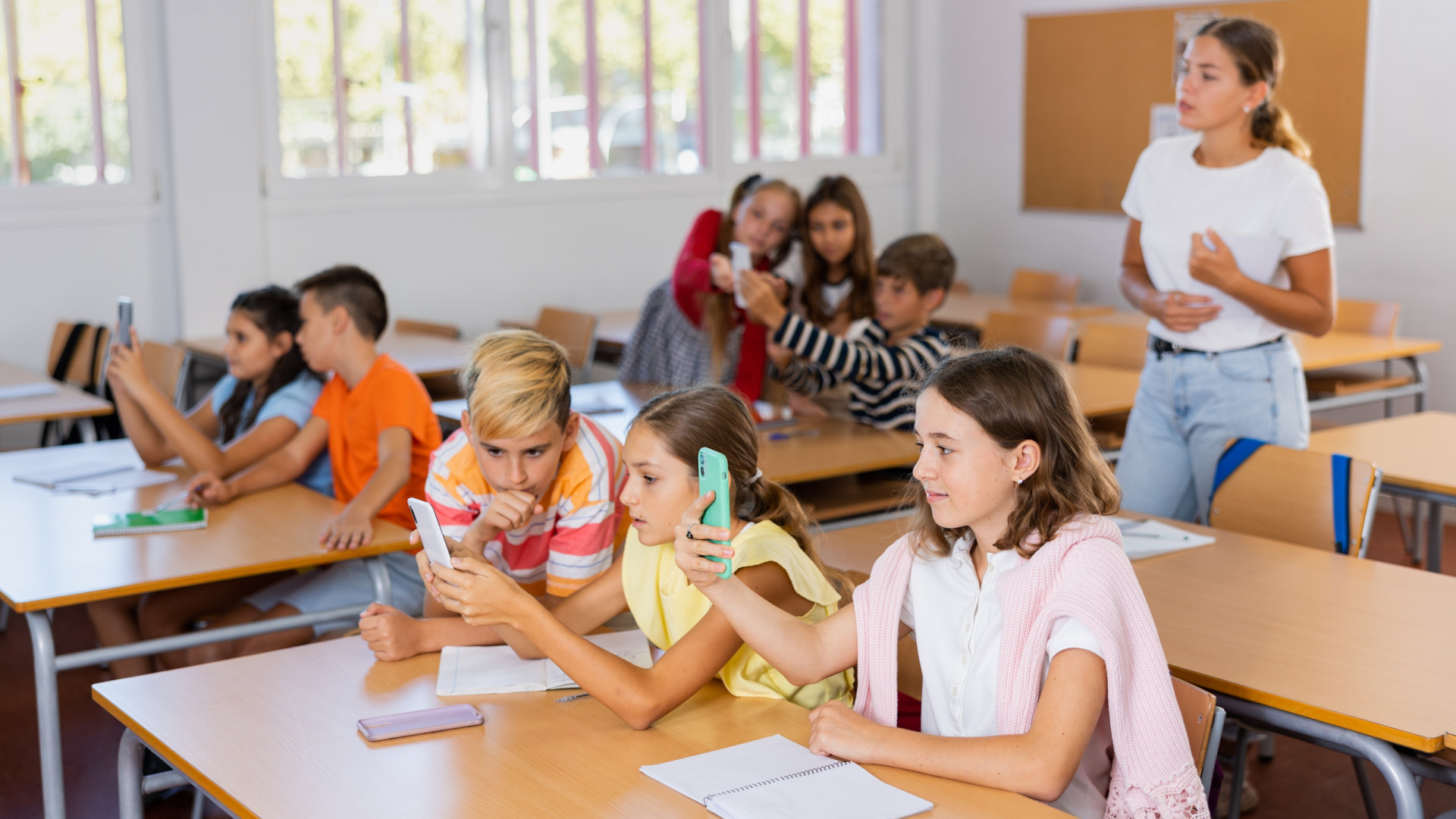 Comissão de Educação aprova projeto que proíbe celular em escolas