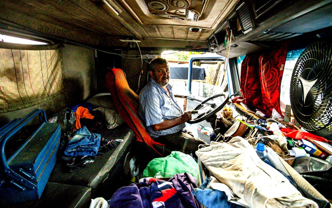 Caminhoneiro completa três anos morando dentro de veículo em Maceió