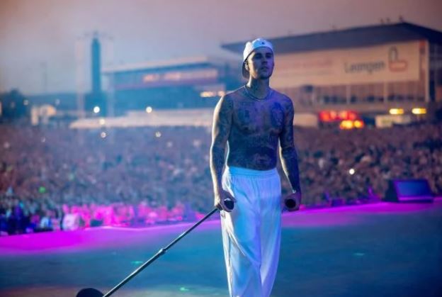 Frágil, Justin Bieber conta com apoio de fãs e ora no palco do Rock In Rio