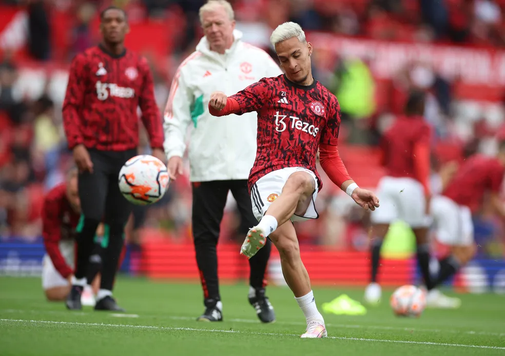 Antony no aquecimento para Manchester United x Nottingham Forest pela Premier League - Foto: REUTERS/Phil Noble