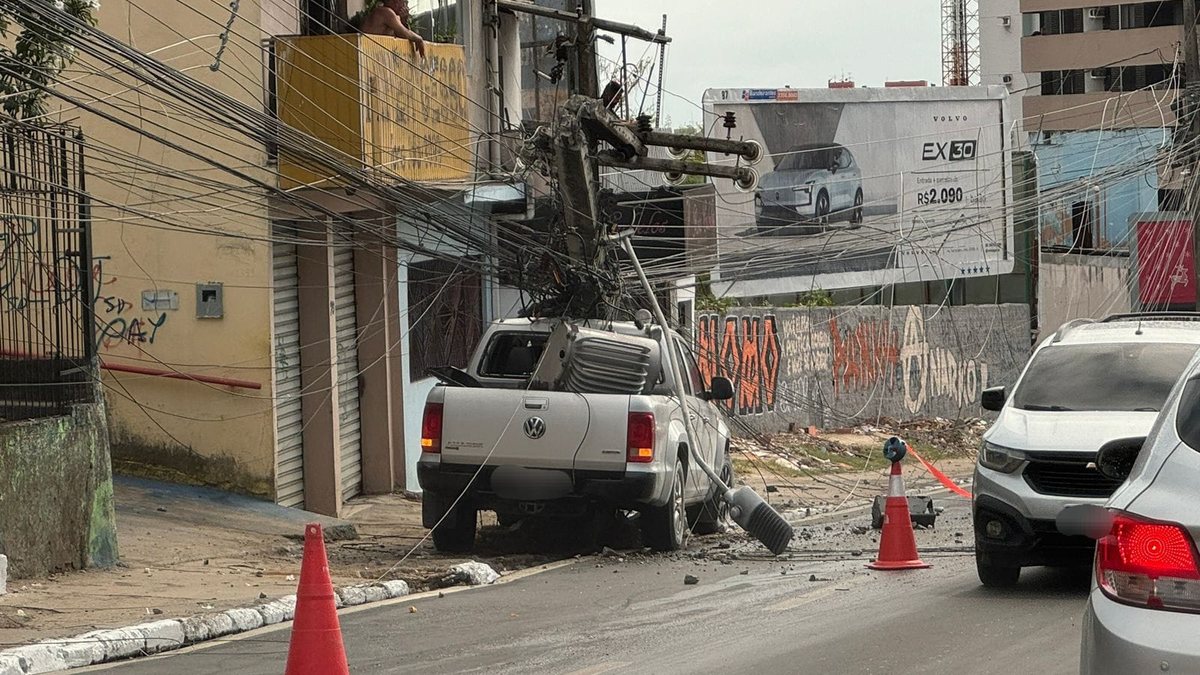 Transformador cai em carroceria de caminhonete após poste ser derrubado em colisão