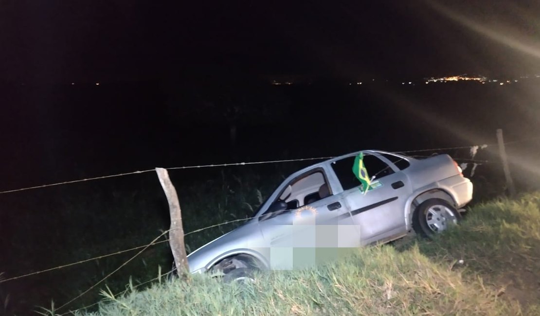 Motorista perde controle da direção e carro quase despenca de ribanceira