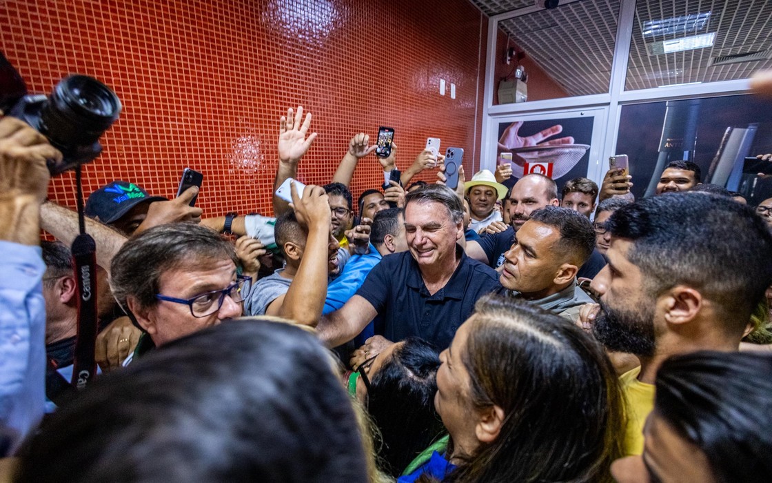 Bolsonaro é recebido com festa por apoiadores no aeroporto de Maceió