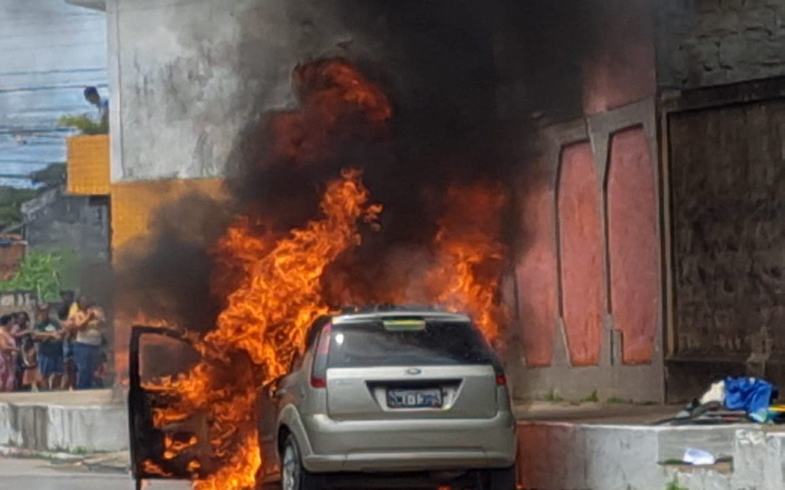 Veículo pega fogo e bombeiros são acionados