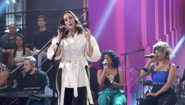 Filha de Faustão, Lara estreia como cantora em programa de TV  