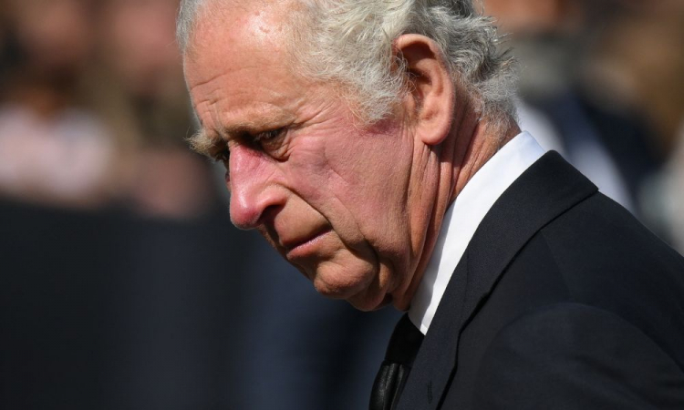 Impopular, Charles III vai precisar seguir os passos da mãe para conquistar os britânicos