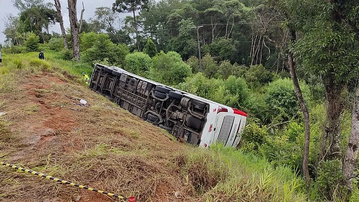 Sete pessoas morrem e 22 ficam feridas após ônibus de viagem tombar na BR-277, no Paraná