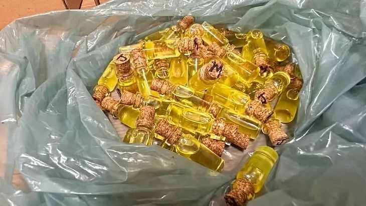 Dupla é presa suspeita de vender lubrificante vaginal de maconha na internet