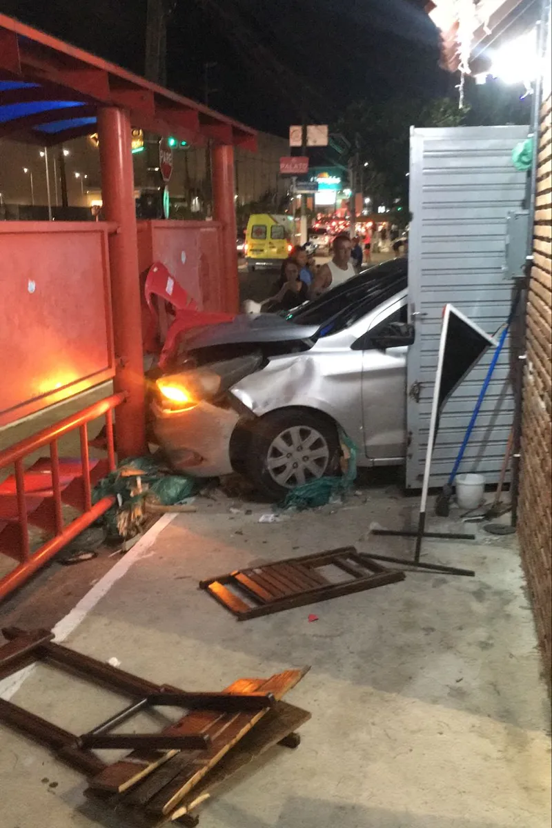 Carro invadiu ponto de ônibus na Mangabeiras.. — Foto: Reprodução