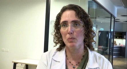 Médica Renana Eitan fala com repórteres da Reuters