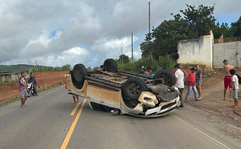 Motorista perde controle do carro, capota e sai ileso do acidente