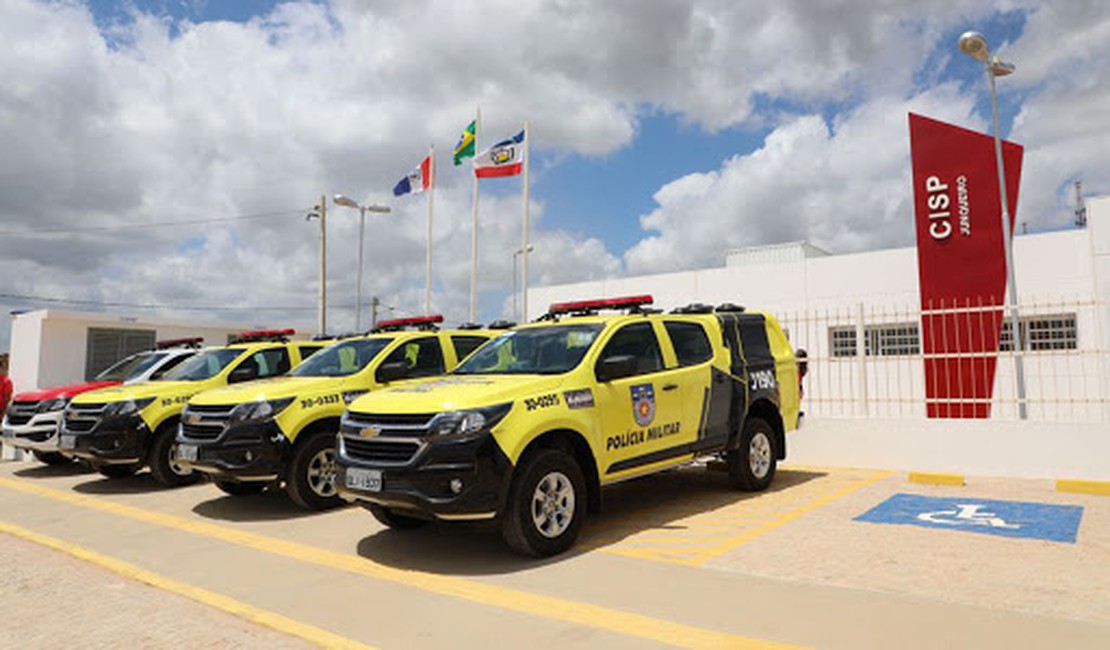 Som alto causa briga entre vizinhos e ameça com faca 