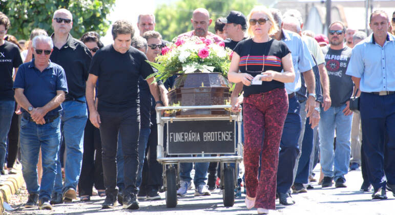 Daniel recebe o carinho da família e dos amigos no velório da mãe, Maria Aparecida