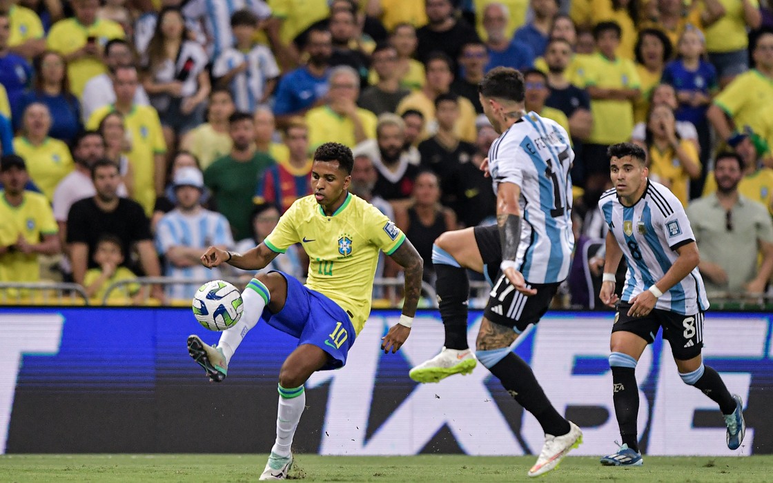  Em jogo marcado por confusões, Brasil perde para a Argentina em pleno Maracanã 