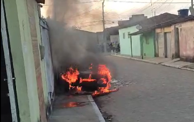 Homem incendeia carro de vizinho após denúncia de som alto