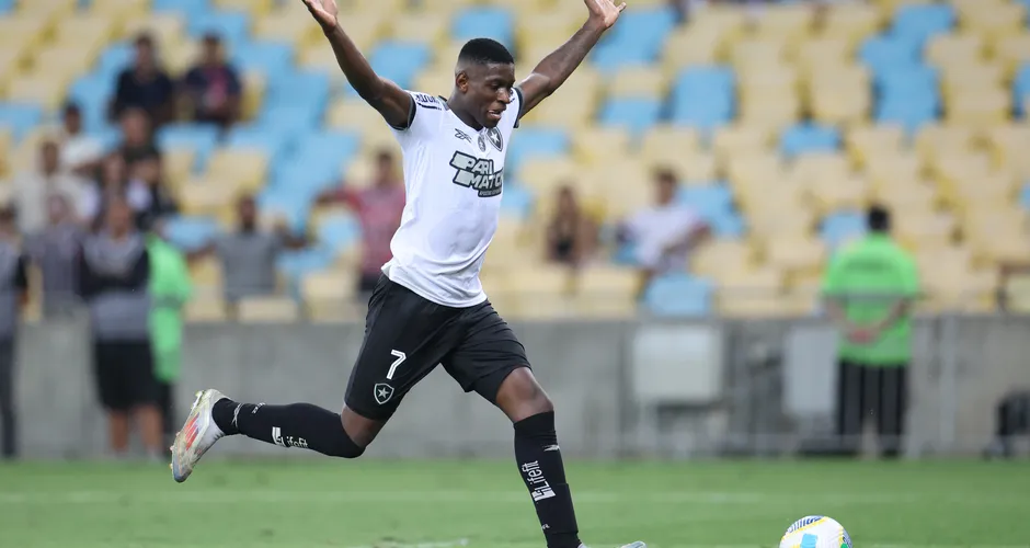 Botafogo marca no último lance e vence clássico com Fluminense