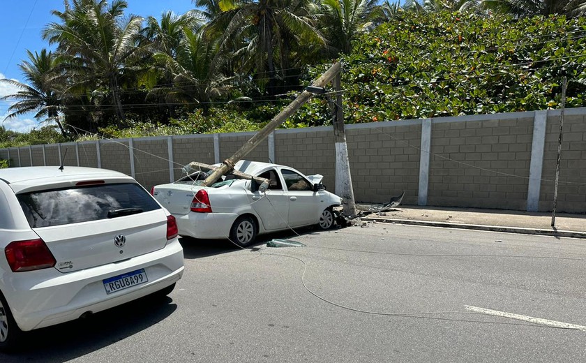 Colisão carro x poste no Trapiche da Barra - Foto: Ascom Samu