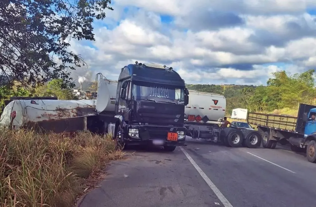 Carreta com carga de diesel tomba na BR-101 em Teotônio Vilela