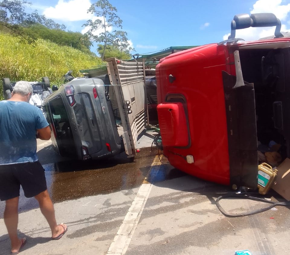 Caminhão tomba e deixa rodovia bloqueada no interior de Alagoas