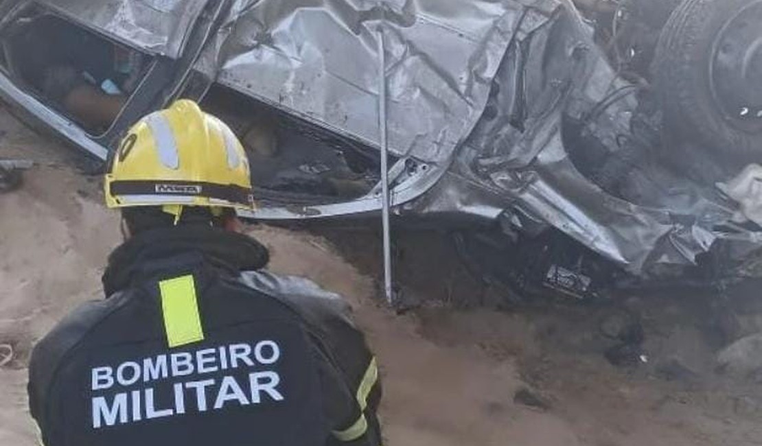 Motorista ficou preso às ferragens e foi retirado sem vida pelos Bombeiros - Foto: Cortesia