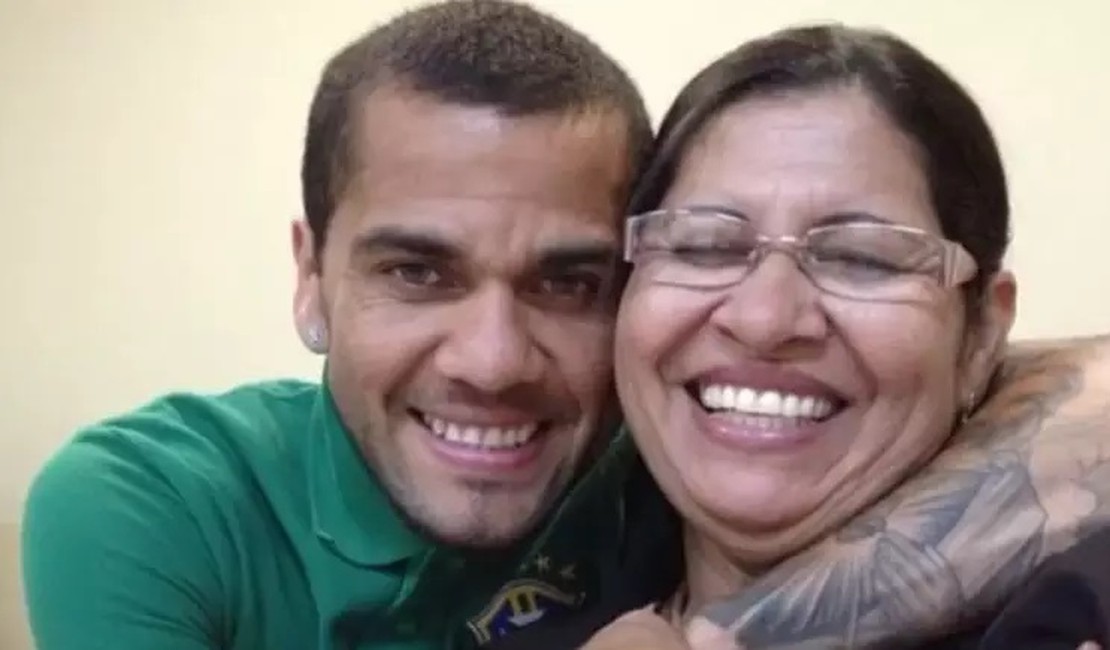 Mãe de Daniel Alves expõe mulher que acusa o filho de estupro