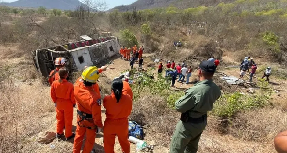 Seis vítimas do acidente envolvendo ônibus com romeiros continuam internadas, uma delas em estado grave