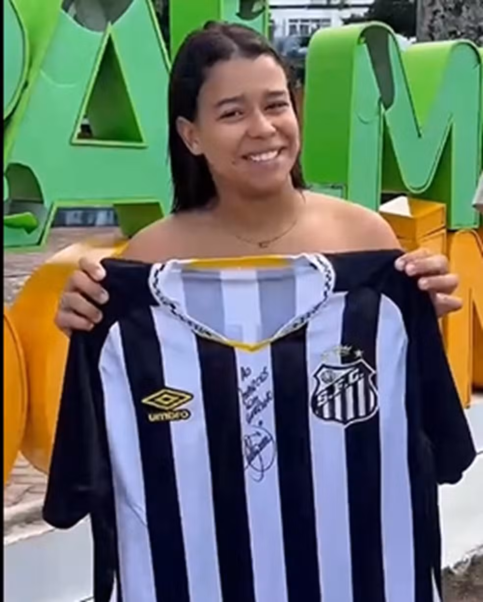 Filha de Marcos Adriano recebe camisa enviada ao pai e autografada por Neymar — Foto: Reprodução/Instagram