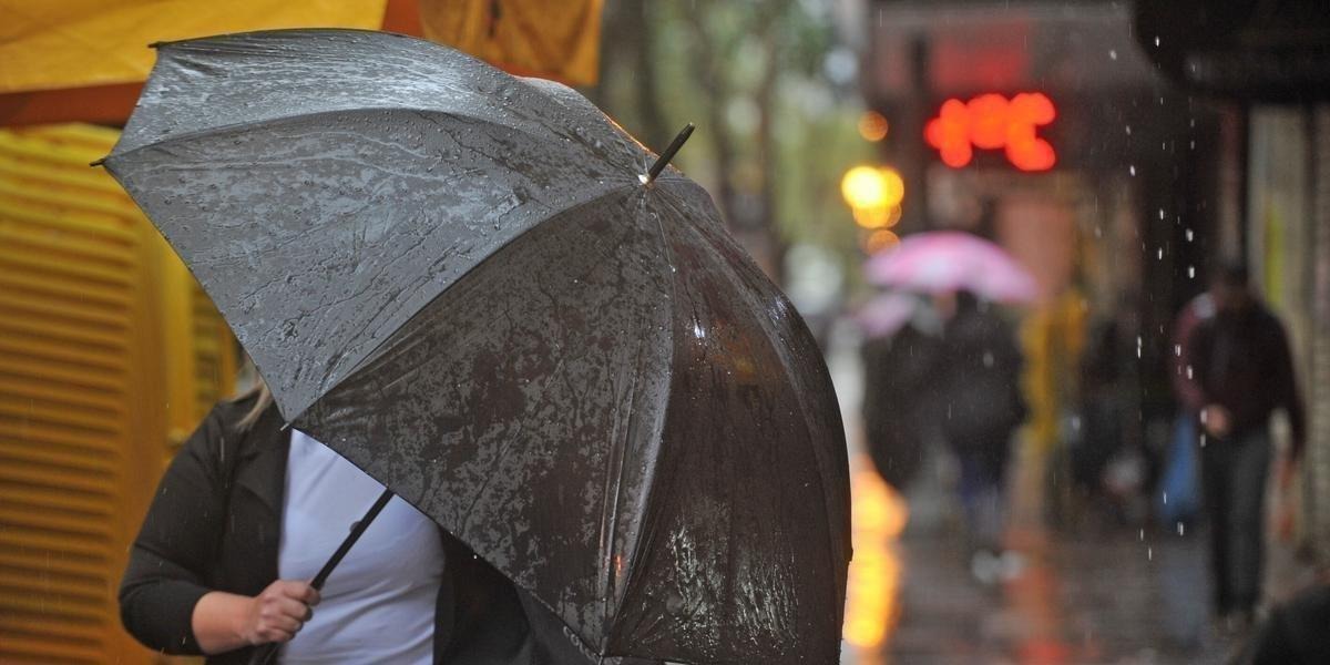 Primeiro fim de semana do verão deve ser de temporais em boa parte do país