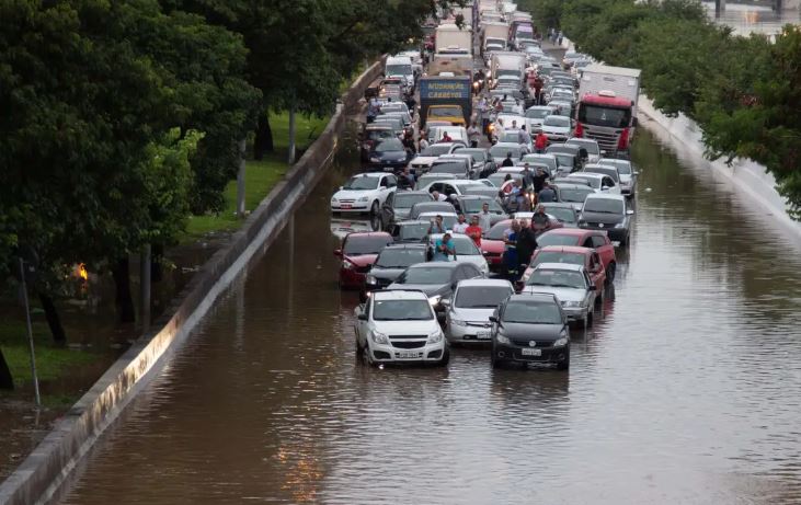 Chuva na Grande São Paulo causa enchentes, derruba mais de 80 árvores e provoca deslizamento em Guarulhos