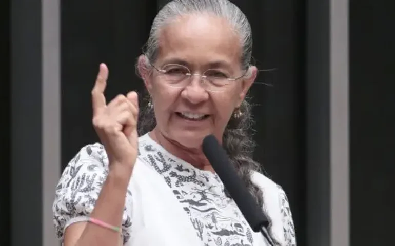 Heloísa Helena assume mandato na Câmara e já cobra CPI para investigar o Banco Master