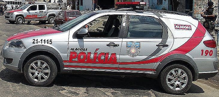 Após denúncia sobre refém, PM vai até residência e prende mulher com arma de fogo