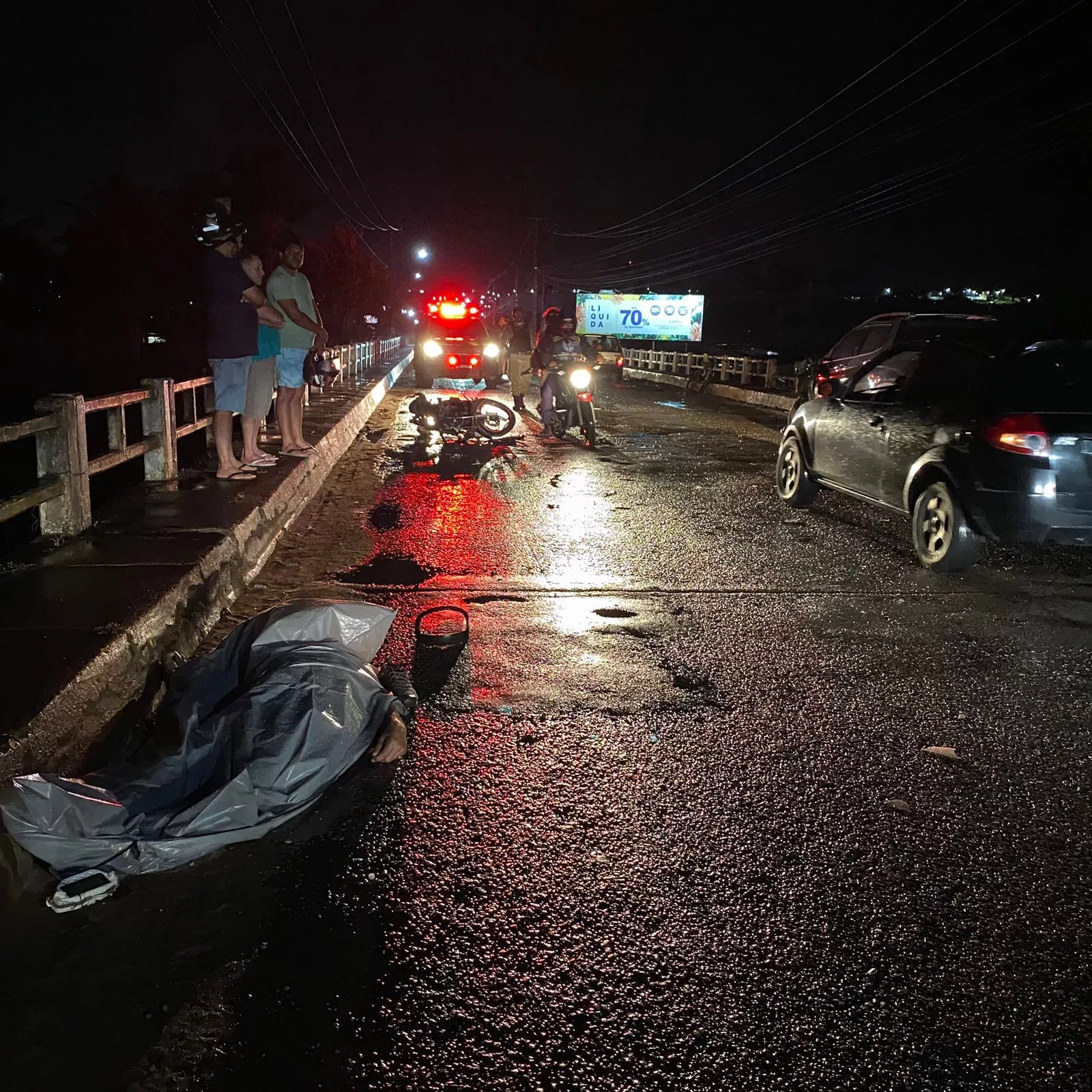 Policial é arremessado enquanto registrava ocorrência de acidente com vítima fatal após explosão de moto