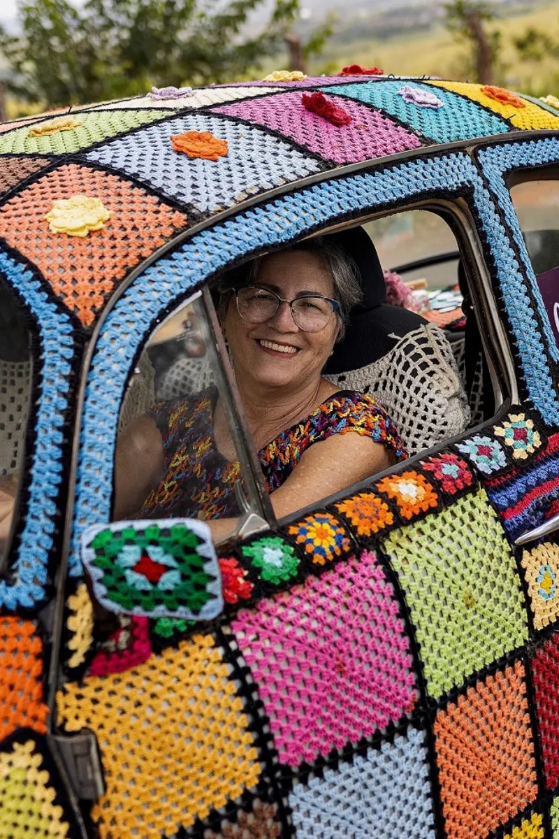 Fusca de crochê: a história de amor e cura de Lucinha e Fuxico