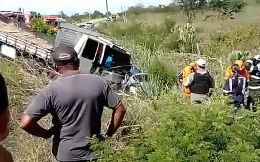 Identificadas vítimas de trágico acidente entre carro e caminhão