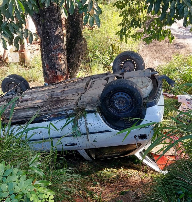 Motorista fica ferido ao perder controle e veículo capotar na AL-210