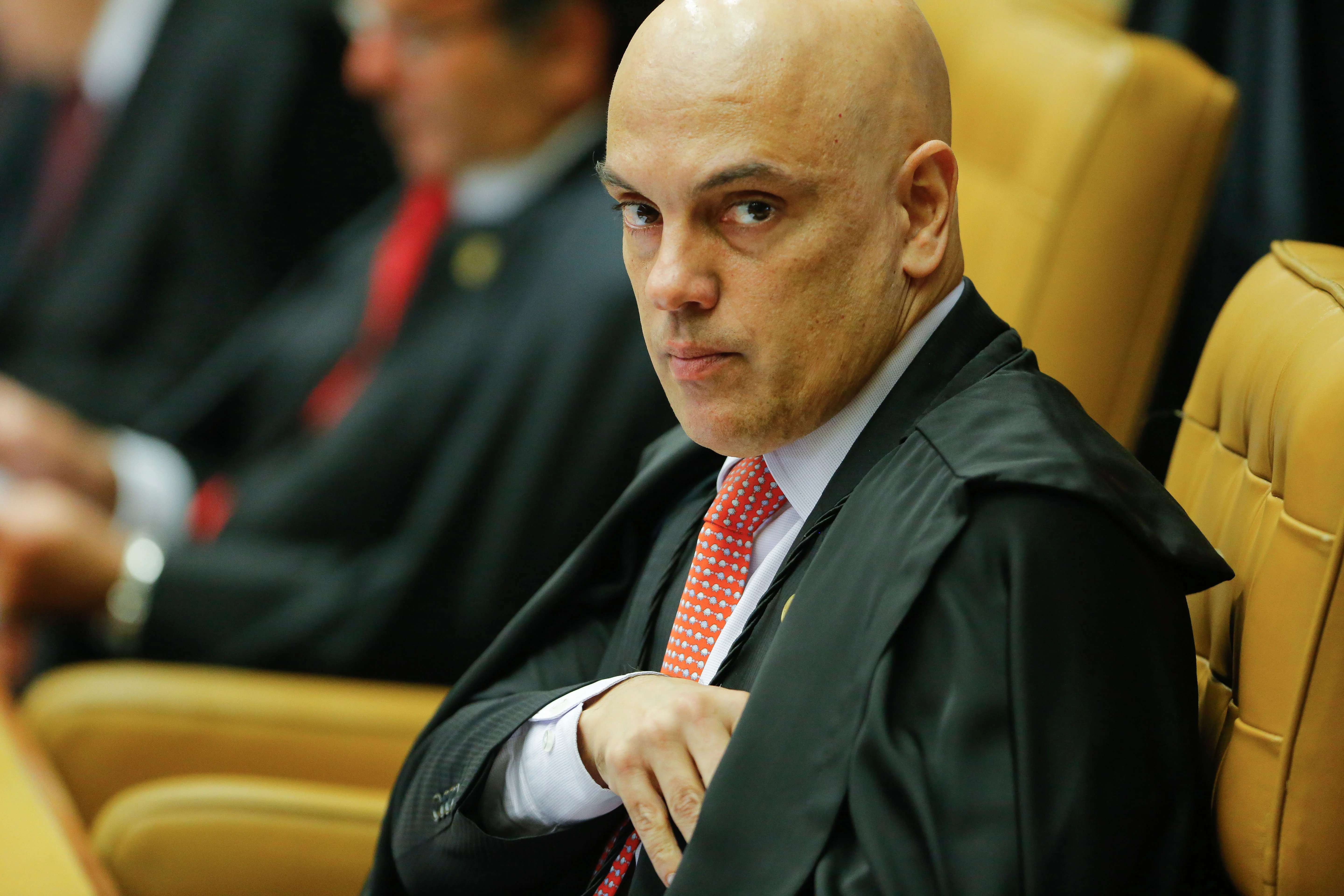 Moraes dá 48h para Bolsonaro explicar por que passou duas noites na embaixada da Hungria