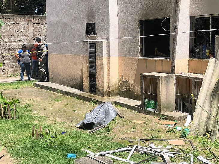 IML libera corpos e divulga nomes das vítimas de incêndio em apartamento no Benedito Bentes