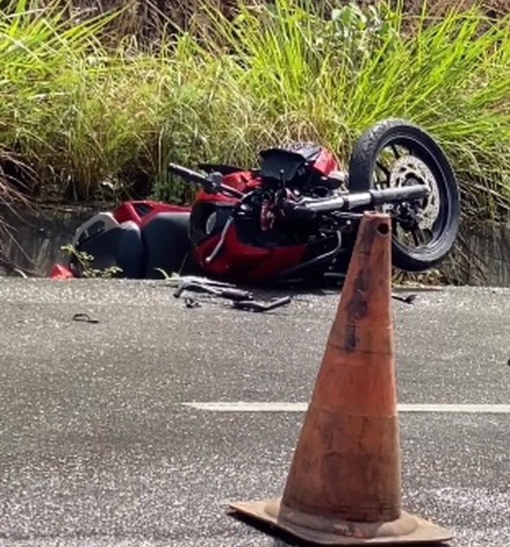 Agente penitenciário morre em colisão entre moto e caminhão