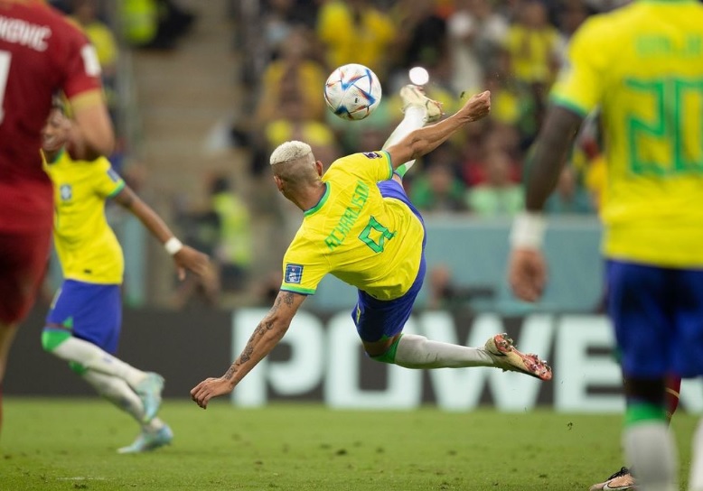 Neymar sai chorando, Richarlison brilha, e Brasil estreia com vitória sobre a Sérvia na Copa do Mundo