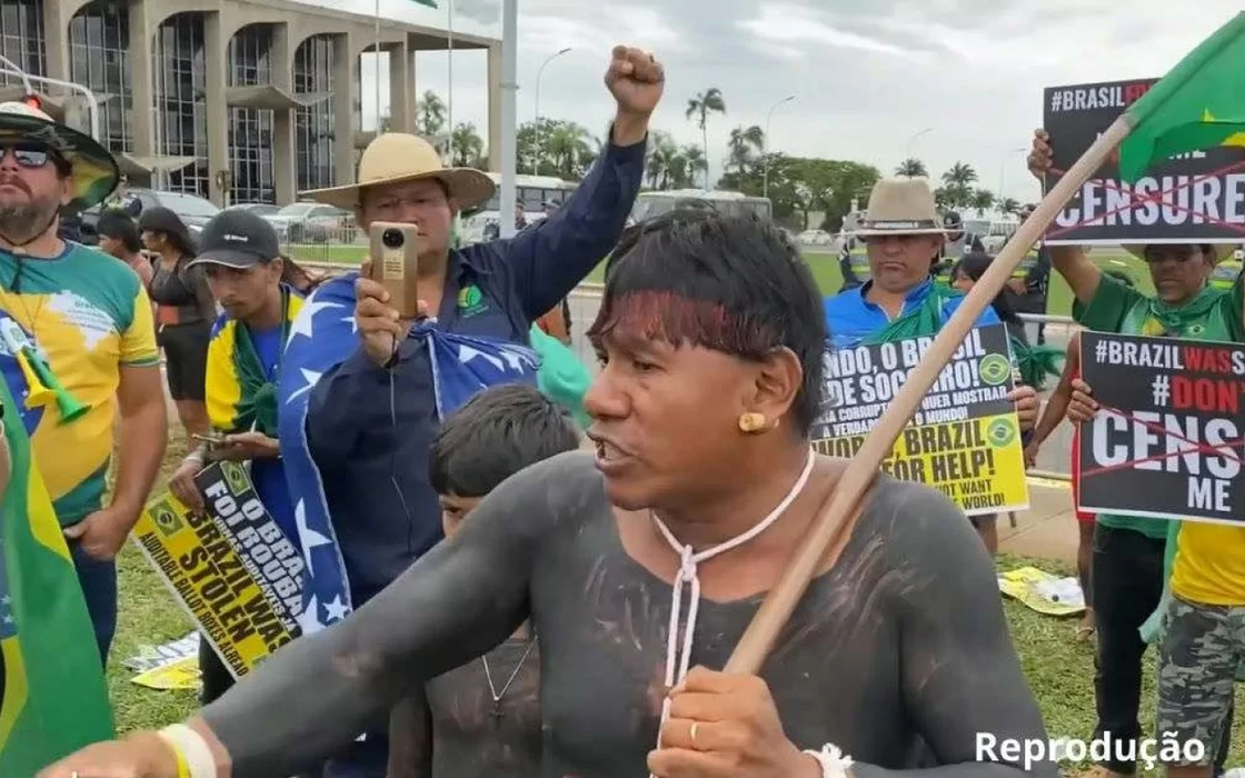 Indígenas invadem marquise do STF para pedir a soltura de cacique