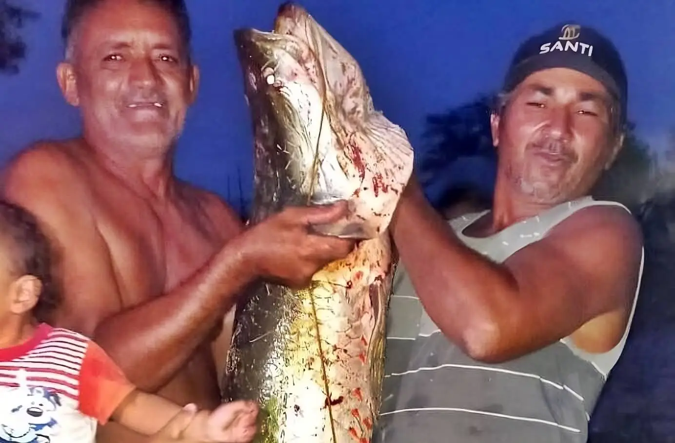 Pescador captura pirarucu gigante com mais de 53 kg no interior de Alagoas