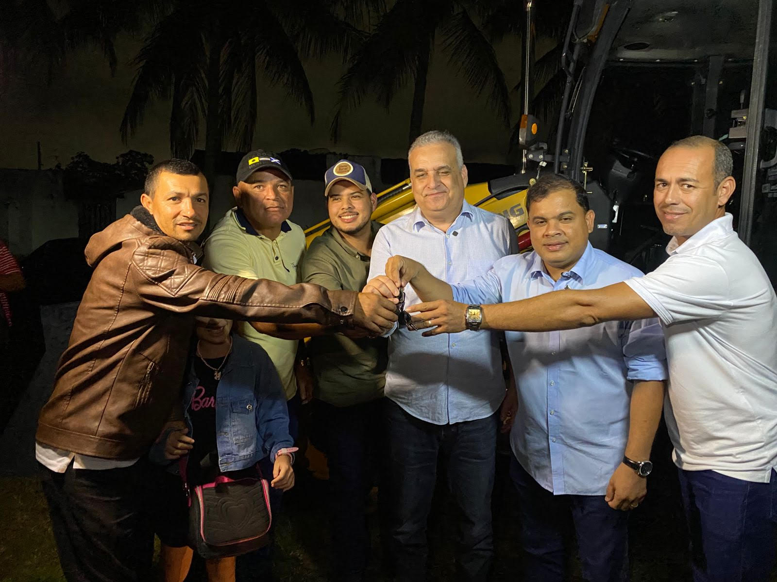 Palmeira dos Índios recebe retroescavadeira e anúncio de R$ 1 milhão para a assistência social e R$ 2,3 milhões para hospital