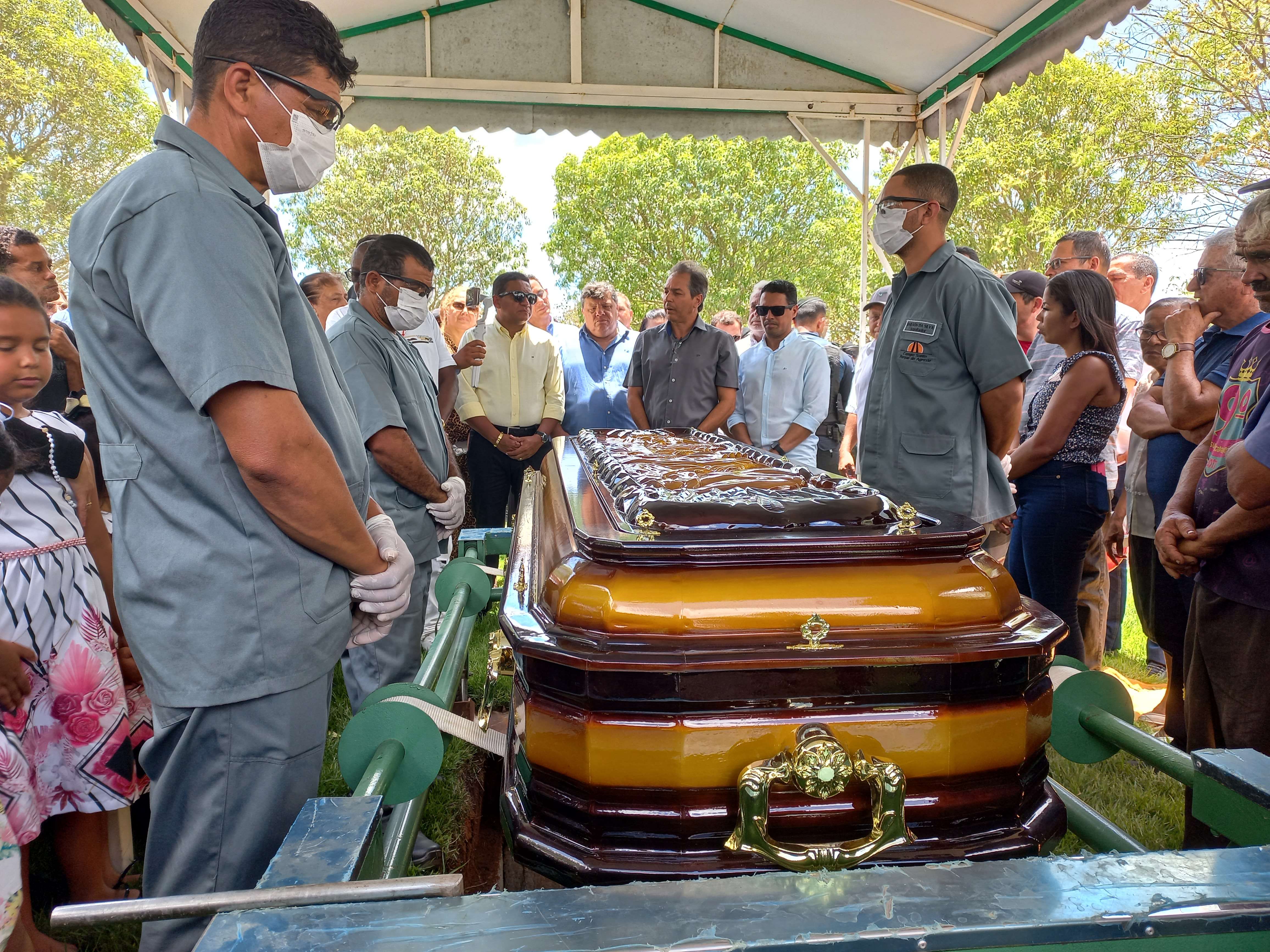 Corpo do radialista Anselmo Robério é sepultado em Palmeira dos Índios