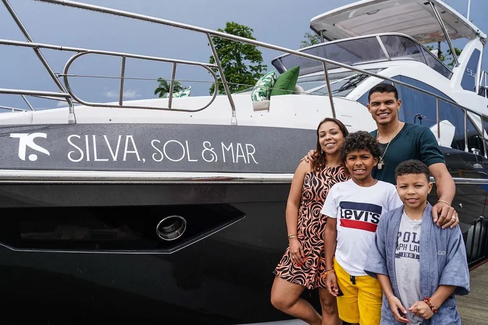 Thiago Silva presenteia mulher e filhos com iate de luxo — Foto: Divulgação/Azimut Yachts
