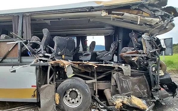 Acidente com ônibus em MG deixa ao menos 2 mortos e mais de 30 feridos