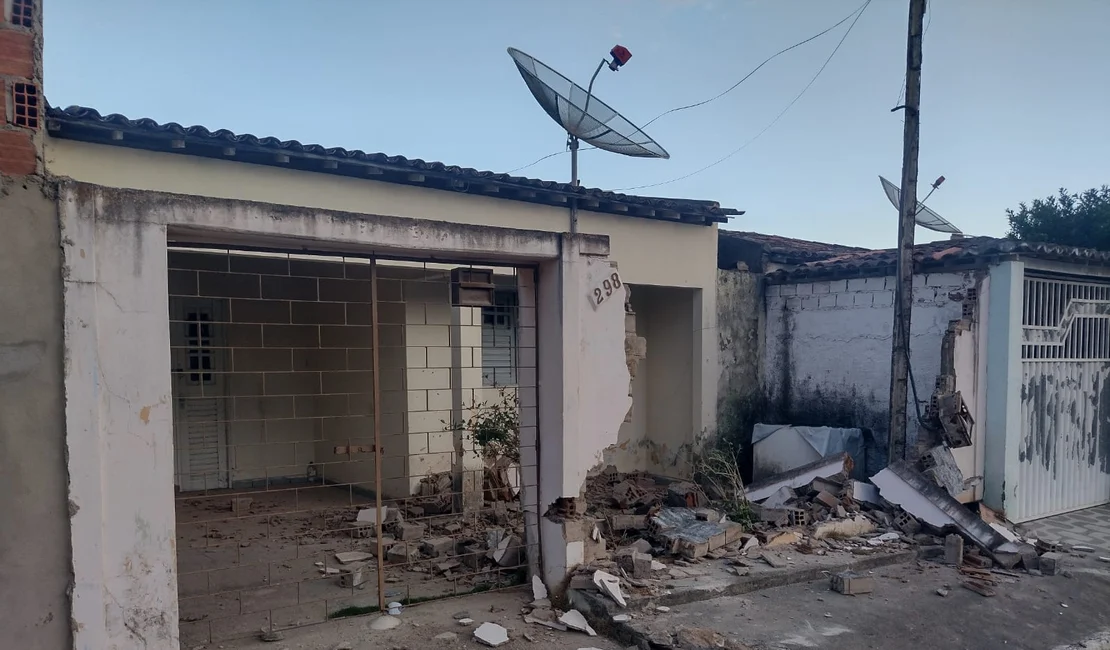 Condutor engata ré em veículo e acaba derrubando muro de residência, em Arapiraca