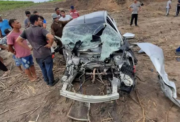 Frente do veículo ficou destruída e motor foi arremessado por metros