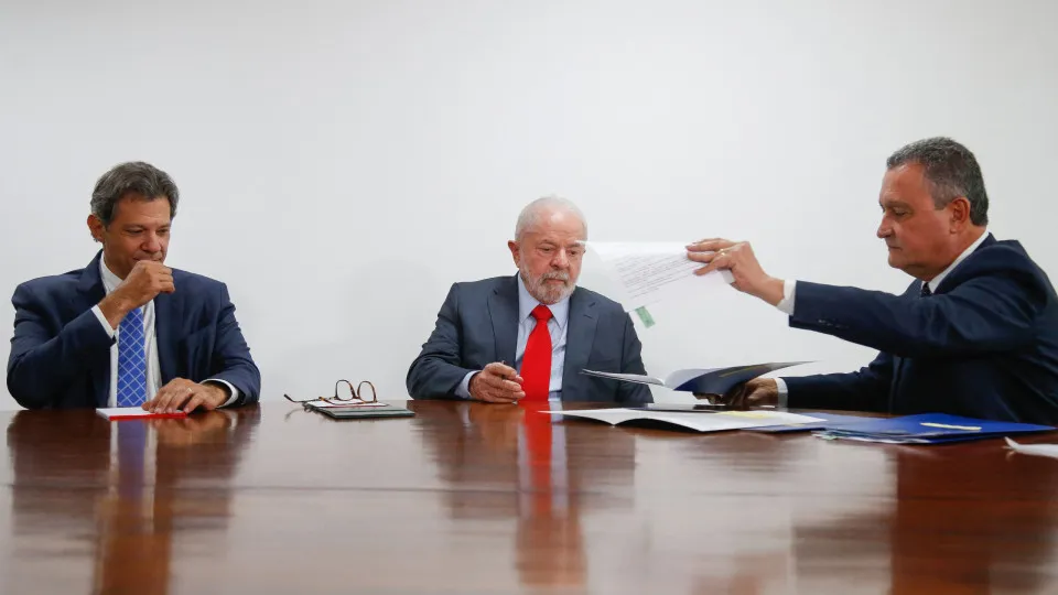 Sob pressão, governo agora admite 'alternativas' ao aumento do IOF