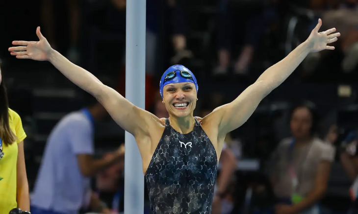 É a primeira medalha da nadadora em Paris | Foto: Silvio Ávila / CPB