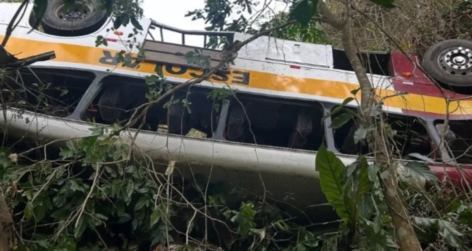 Justiça determina remoção de ônibus que tombou na Serra da Barriga em até 72h